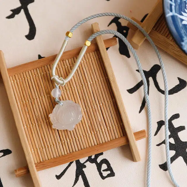 喜潮  天然冰透玉髓莲花吊坠 白玛瑙荷花挂件玉坠女款项链配饰