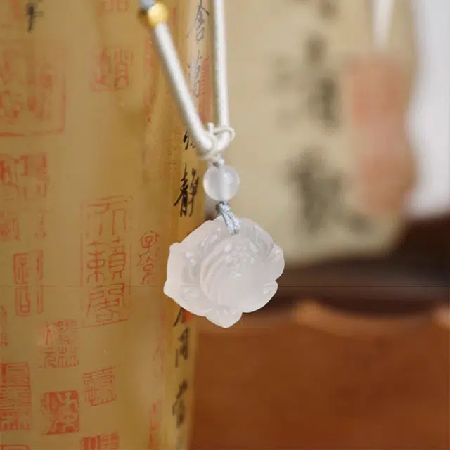 喜潮  天然冰透玉髓莲花吊坠 白玛瑙荷花挂件玉坠女款项链配饰