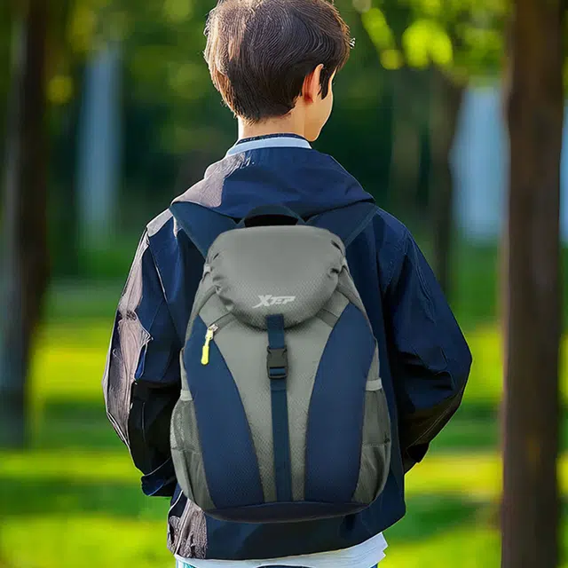 特步 背包男高颜值外出旅游轻便超轻可折叠春游旅行小学生包盖式 涤纶 双肩包 男款 灰色