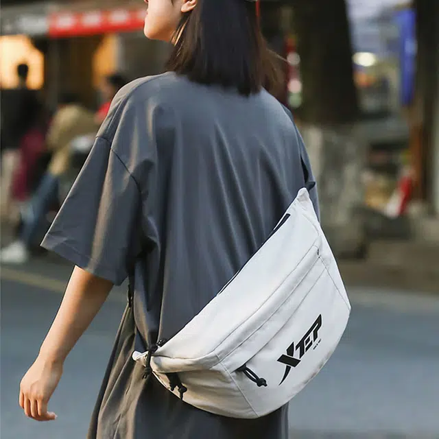 特步 休闲运动骑行 尼龙 斜挎包 男女同款情侣款 白色
