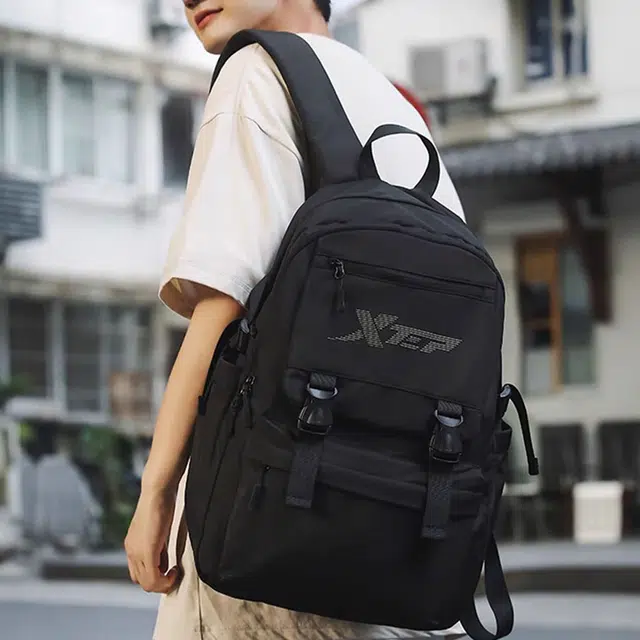 特步 背包轻便出游旅行大容量高颜值结实耐用初高中大学生减负书包 尼龙 双肩包 男女同款情侣款 黑色