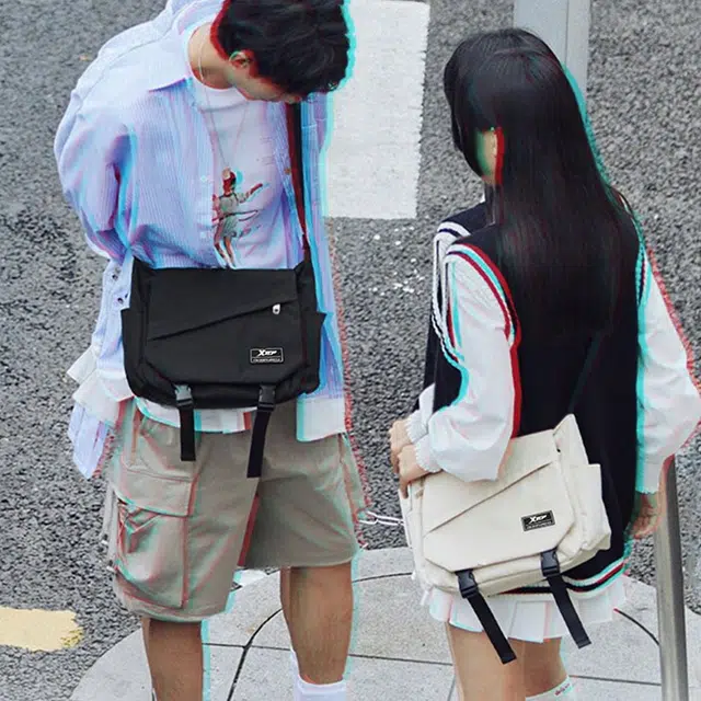 特步上班通勤上学轻便学生甜酷潮流休闲出游旅行工装单肩包机能邮差包 男女同款情侣款 牛津纺 防泼水可放电脑斜挎包 白色黑色