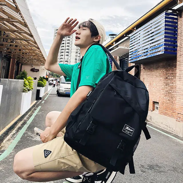 特步 高颜值大容量女初中高中大学上课书包时尚休闲轻便耐用通勤出差背包电脑包 涤纶 双肩包 男女同款情侣款 黑色