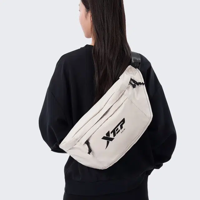 特步 潮牌胸包单肩包女休闲运动腰包背包 牛津纺 斜挎包 常规 男女同款情侣款 黑色