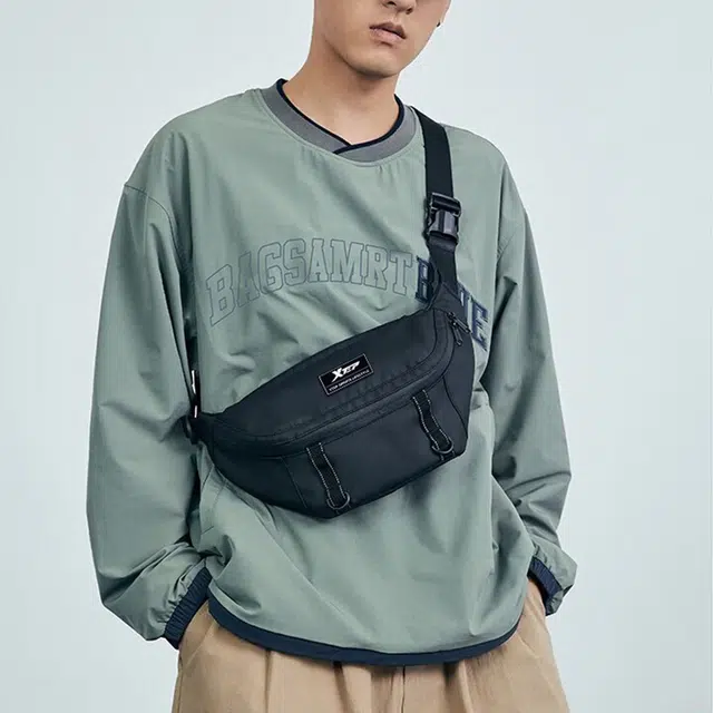 特步胸包男潮流休闲斜挎包轻便腰包饺子包女运动骑行包 黑色米色 男女情侣款 均码