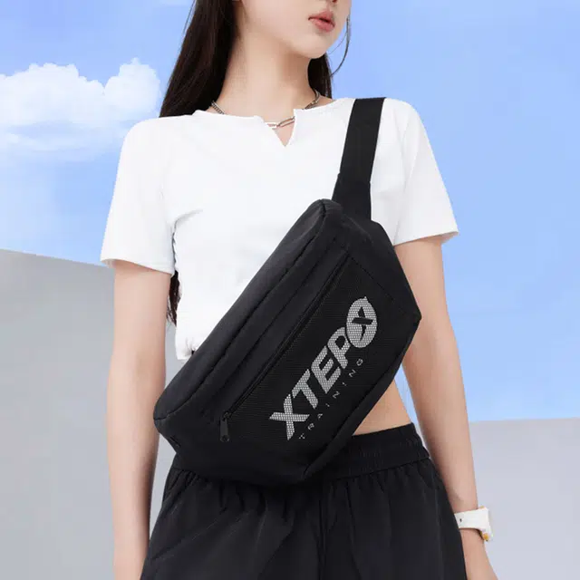 特步 简约百搭轻便纯色 尼龙 胸包 男女同款情侣款 黑色