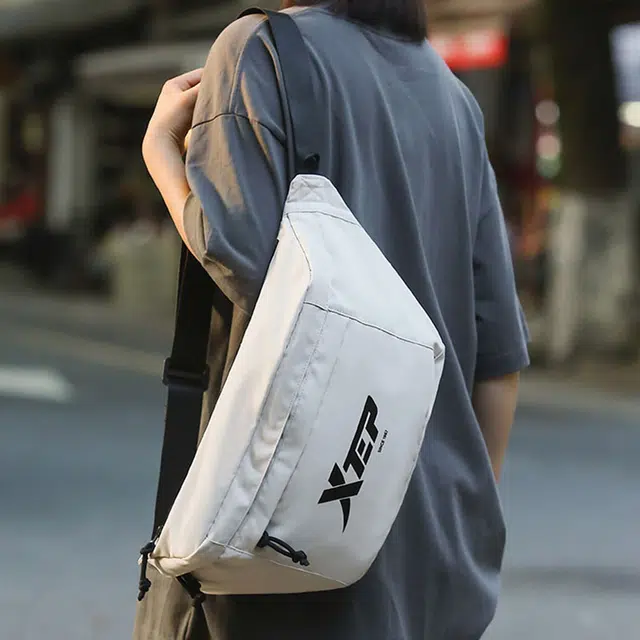 特步 休闲运动骑行 尼龙 斜挎包 男女同款情侣款 白色