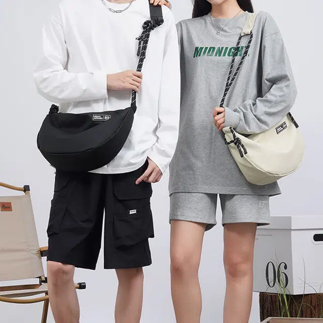 特步 轻便休闲运动 牛津纺 单肩包 大号 男女同款情侣款 白色/黑色