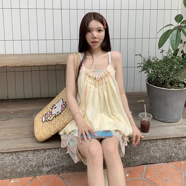 依钗 夏季民族风植物花卉粉绿碎花拼接褶皱宽松短款吊带连衣裙 女款 黄色