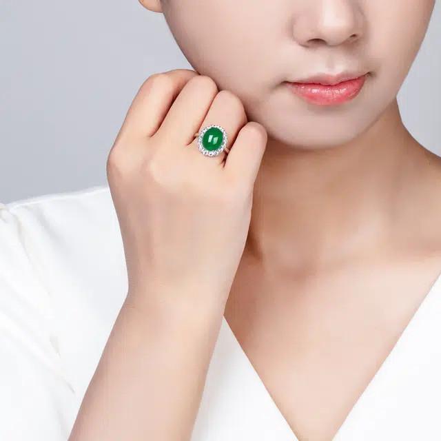 贝戈丽丝 设计款简约大气鸽子蛋莫桑戒饰  复古典雅高级富贵气质  雍容华贵温婉优雅手饰  节日 送礼 玉髓 戒指 女款
