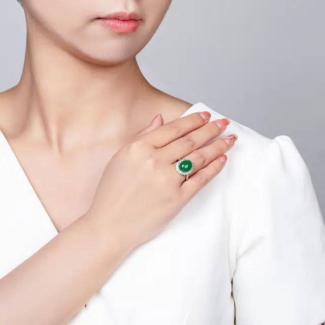 贝戈丽丝 设计款简约大气鸽子蛋莫桑戒饰  复古典雅高级富贵气质  雍容华贵温婉优雅手饰  节日 送礼 玉髓 戒指 女款