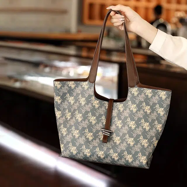 PESASRIE PVC Tote