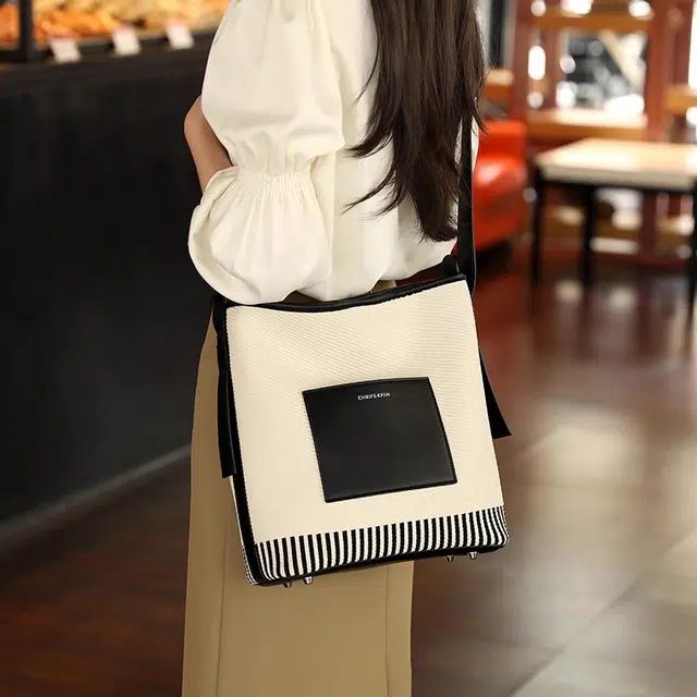 PESASRIE Tote