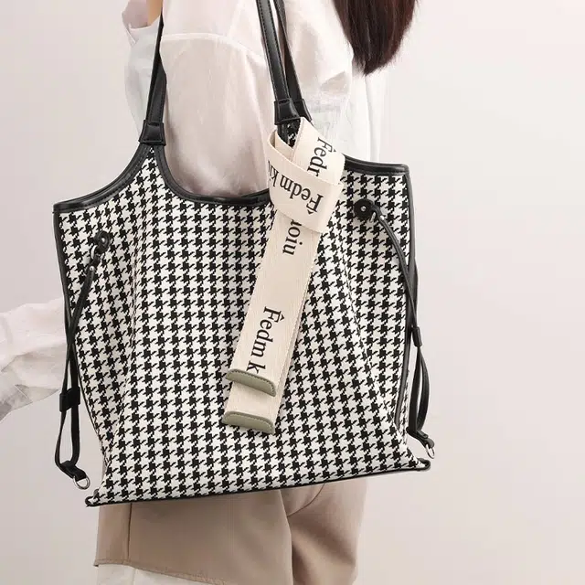 PESASRIE Tote