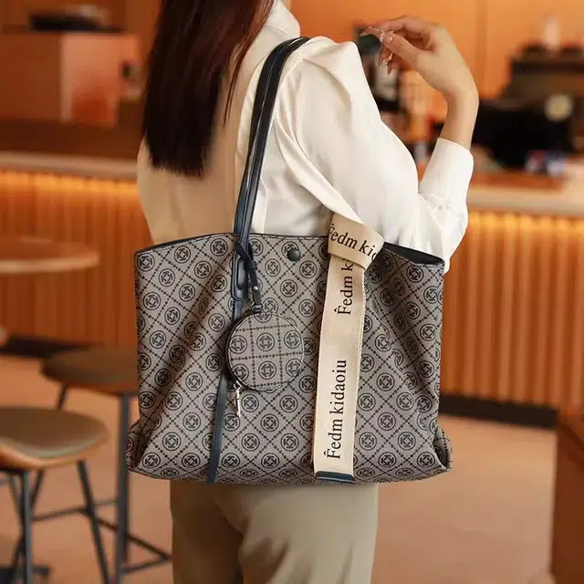 PESASRIE PVC Tote