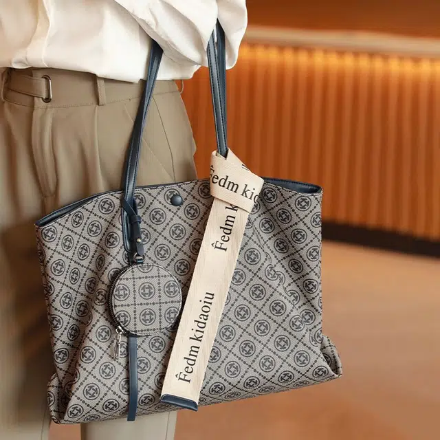 PESASRIE PVC Tote