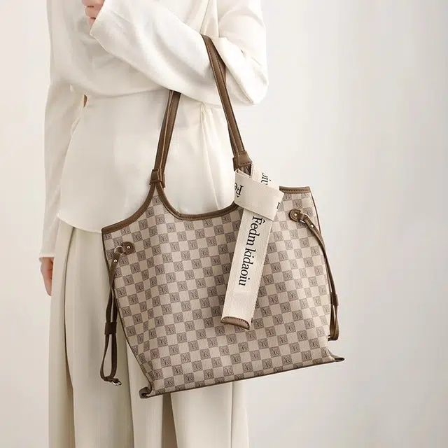 PESASRIE PVC Tote