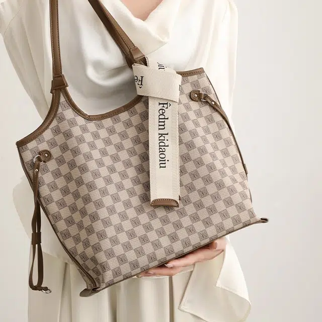 PESASRIE PVC Tote