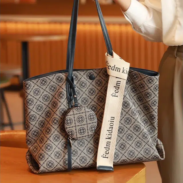 PESASRIE PVC Tote