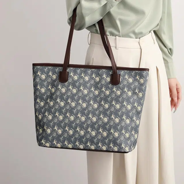 PESASRIE PVC Tote