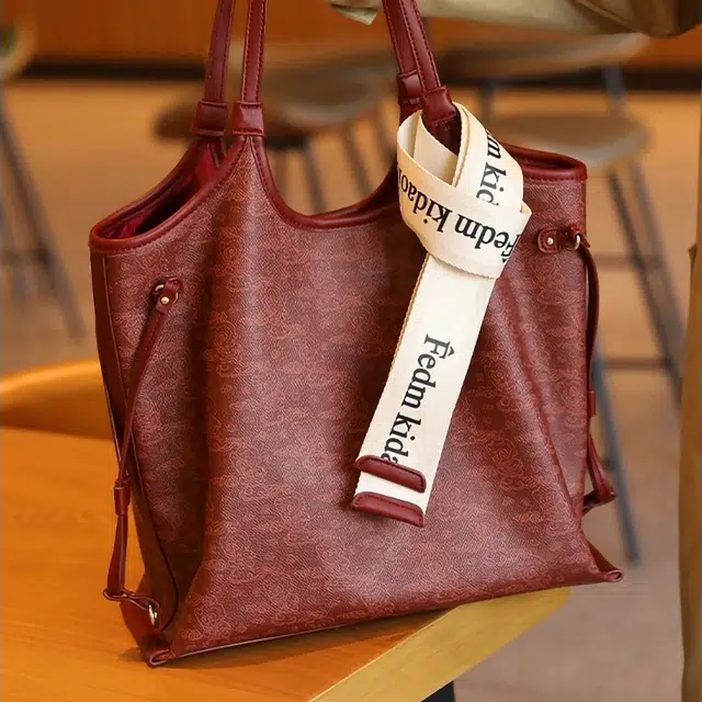 PESASRIE PVC Tote