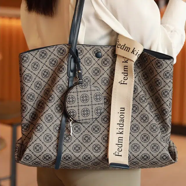 PESASRIE PVC Tote