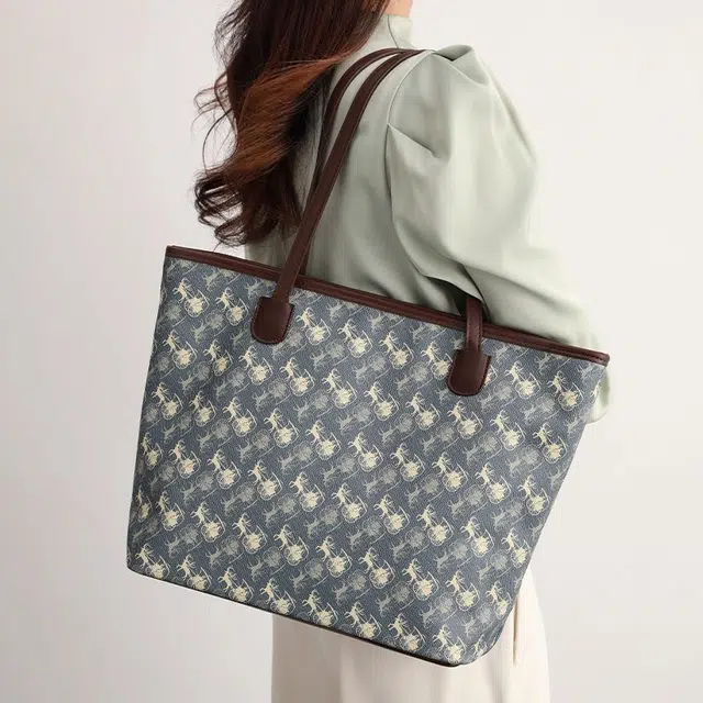 PESASRIE PVC Tote