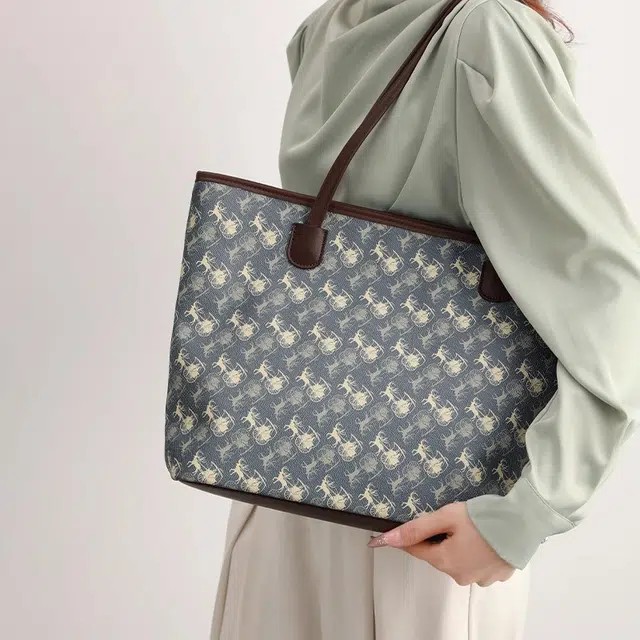 PESASRIE PVC Tote