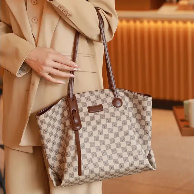 PESASRIE PVC Tote