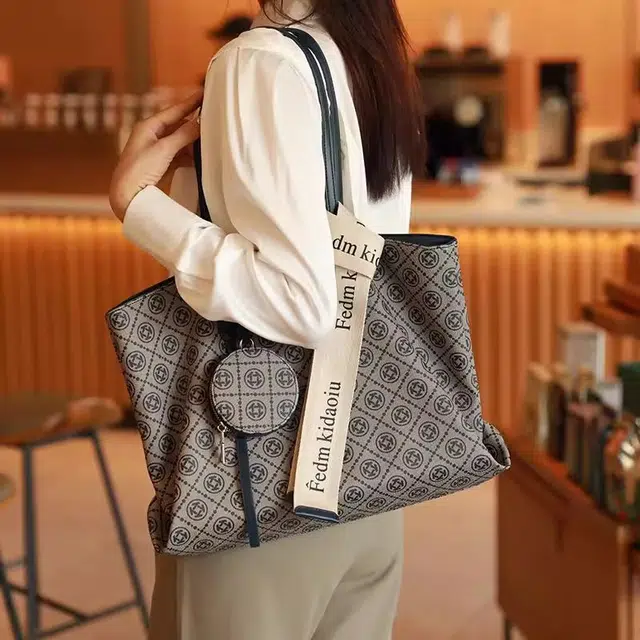 PESASRIE PVC Tote