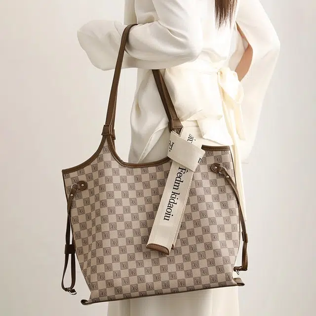 PESASRIE PVC Tote