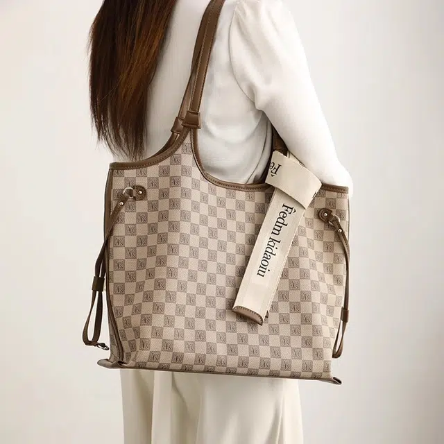 PESASRIE PVC Tote