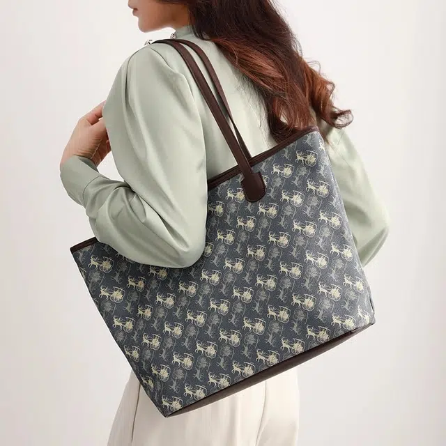PESASRIE PVC Tote