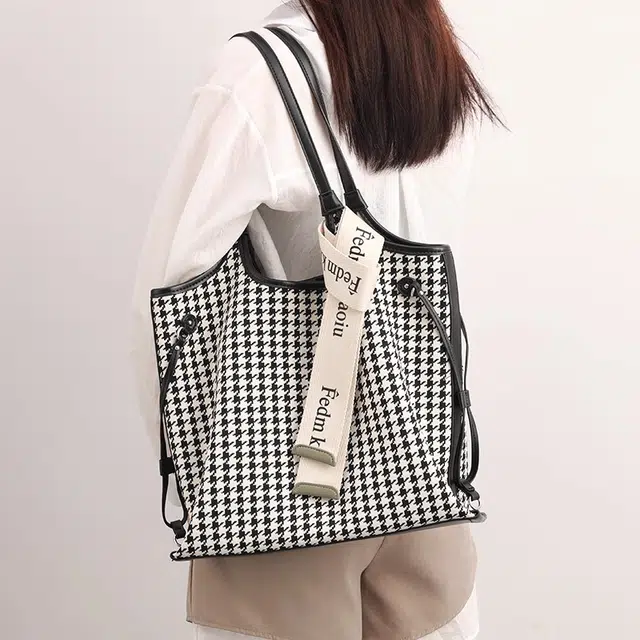 PESASRIE Tote