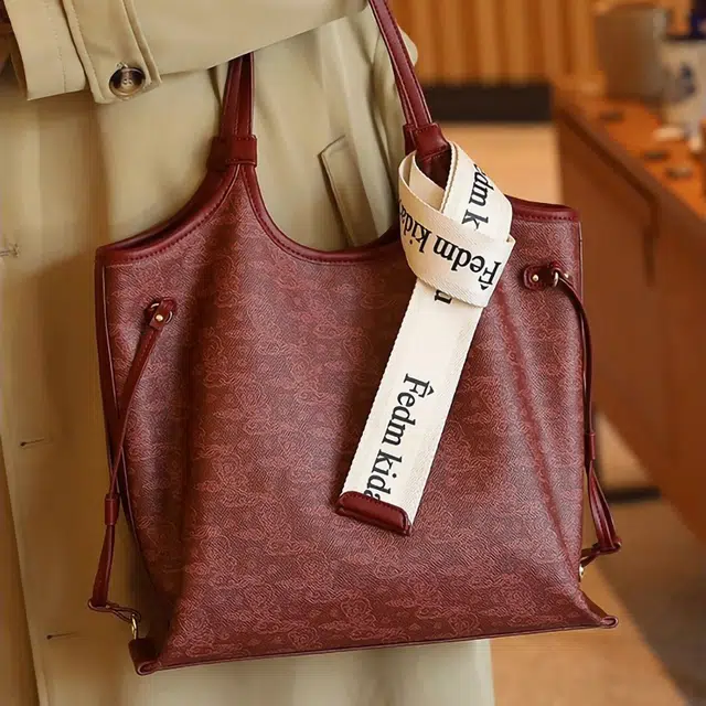 PESASRIE PVC Tote