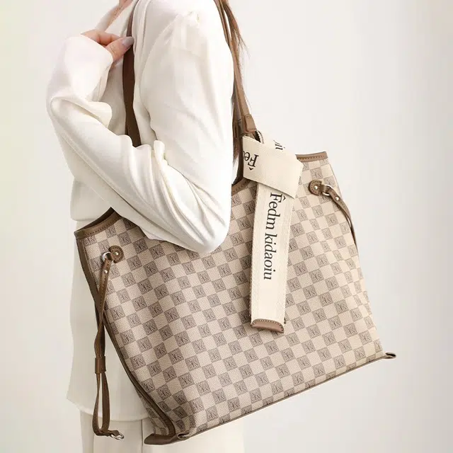 PESASRIE PVC Tote