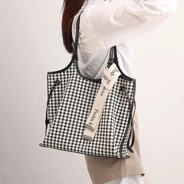PESASRIE Tote