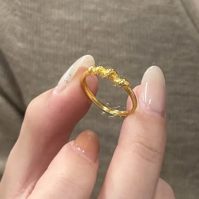 925
