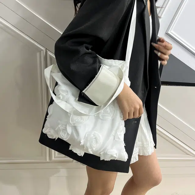 奕旅 时尚百搭设计感花朵文艺 尼龙布 单肩包 女款 白色