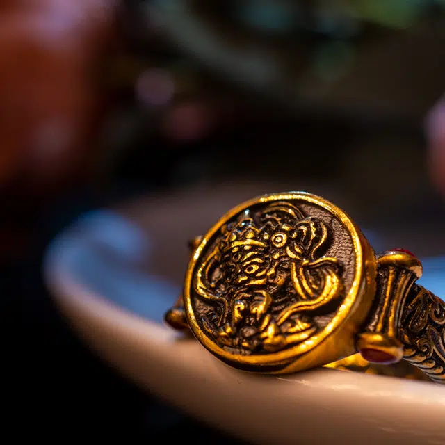 喜三福 【黑金】扎基拉姆财神藏佛国潮风轻奢小众平安纳福招财暴富转运新中式 黄金 按克计价 戒指 男女同款情侣款