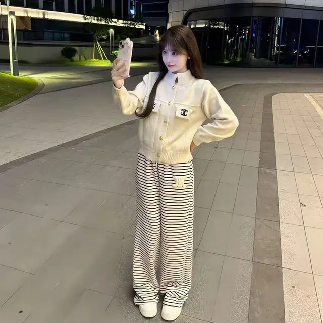 轻迎 刺绣针织毛衣外套高腰条纹直筒拖地裤休闲套装 女款