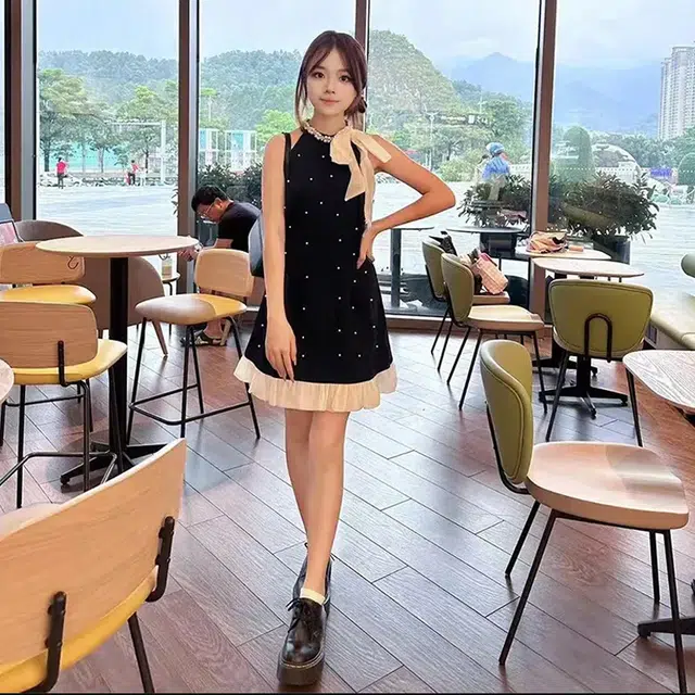 轻迎 纯欲甜辣法式高级感挂脖款赫本小香风无袖连衣裙 女款 黑色
