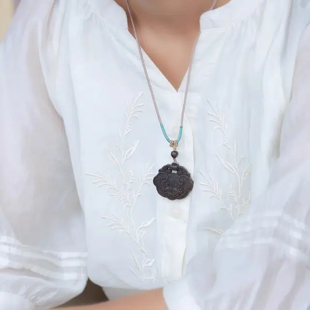 檀欣 【高品质】纯手工雕刻祥云如意平安锁#好运木质吊坠挂件 蜜香凉甜芬香四溢 招财纳福平安 檀木 项链 男女同款情侣款