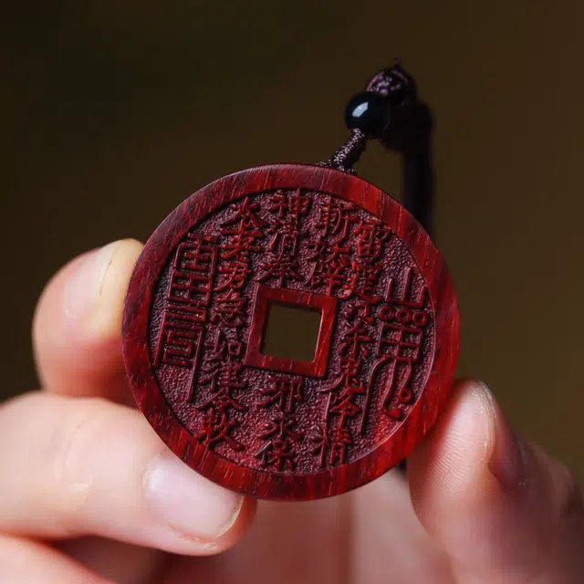 【山鬼花钱平安扣】 檀欣 新中式国潮复古 原木雕刻八卦牌转运#好运 时来运转财源广进上岸 紫檀属 项链 男女同款情侣款