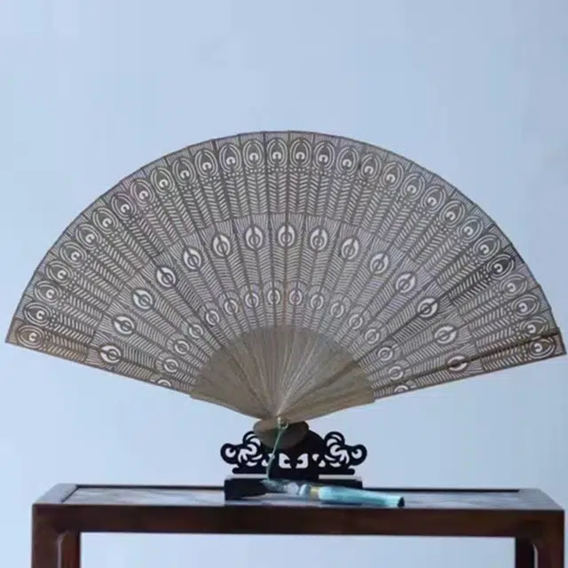 檀欣 国风 镂空雕刻孔雀羽翎 复古折叠扇子舞蹈扇自带幽香家居工艺品摆件 楠木 木作把件 男女同款情侣款 楠木