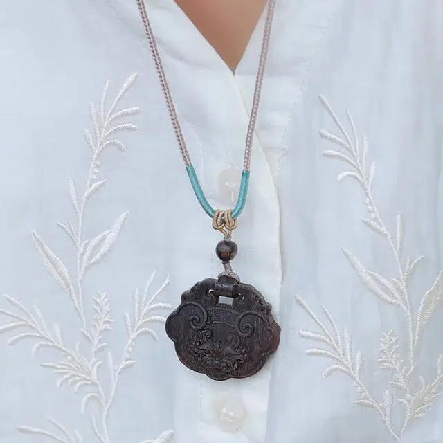 檀欣 【高品质】纯手工雕刻祥云如意平安锁#好运木质吊坠挂件 蜜香凉甜芬香四溢 招财纳福平安 檀木 项链 男女同款情侣款