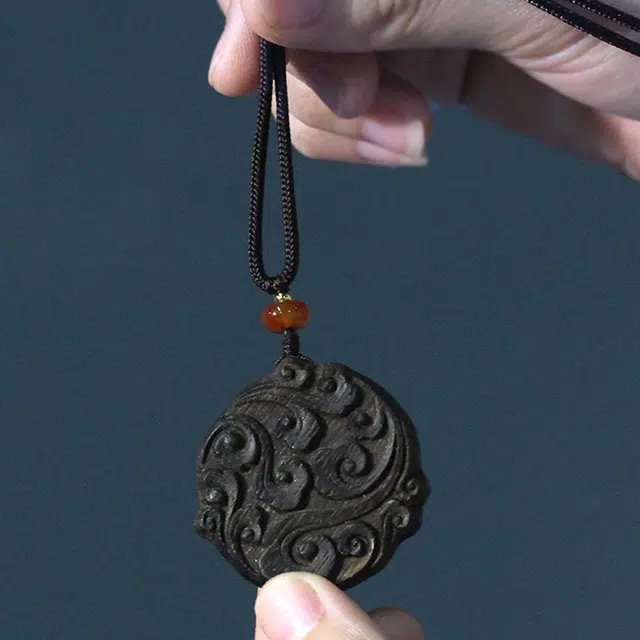 檀欣 双面雕刻祥云招财纳福转运挂饰 平安无事牌挂件 满油满脂蜜香凉甜芬香四溢清复古毛衣链挂件 檀木 项链 男女同款情侣款