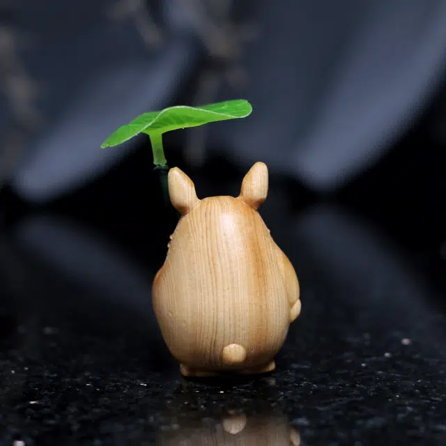 檀欣 新中式 荷叶伞原木雕刻龙猫 招财可爱萌萌哒 轻奢简约随身携带把玩 纳福平安 崖柏 摆件 男女同款情侣款