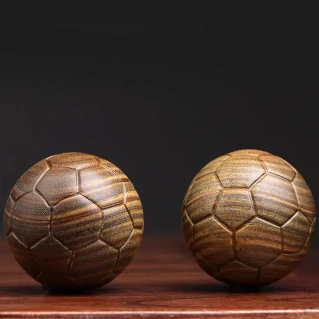 檀欣 国风 手工雕刻足球保健球 转转球 随身携带减压木制玩具 创意文玩手办木质工艺品 檀木 木作把件 男女同款情侣款 绿檀 礼盒装