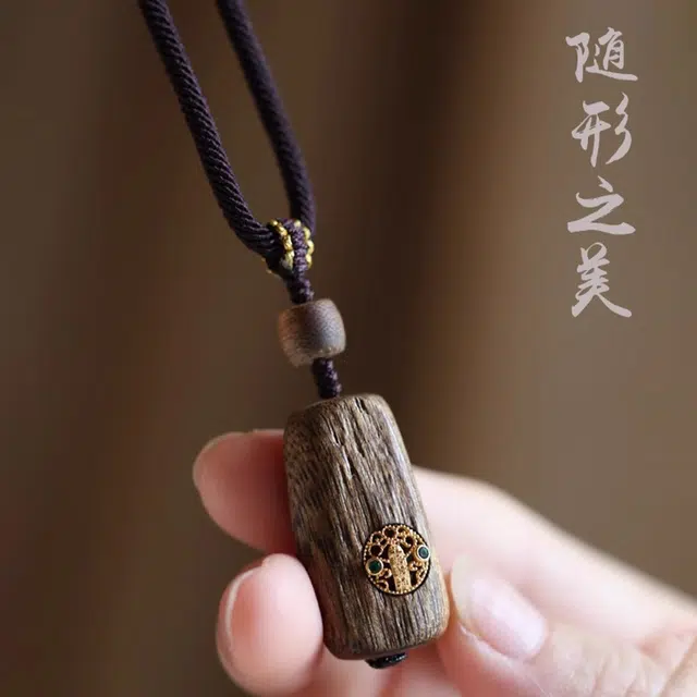 檀欣 【收藏款】五路财神 文莱随形原料香木平安无事牌 满油满脂蜜香凉甜芬香四溢挂饰 檀木 木作项链 通用